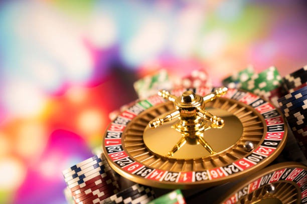 Tampilan meja Free Bet Blackjack live dengan dealer dan pemain di studio multi-kamera bonus138